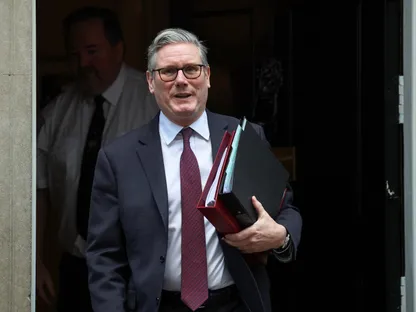 "قد ينجو".. كيف يحاول ستارمر حماية موقعه من تمرد داخلي؟