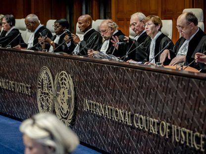 قضاة في محكمة العدل الدولية قبل جلسة الاستماع في قضية 'الإبادة الجماعية' التي رفعتها جنوب إفريقيا ضد إسرائيل، لاهاي. 11 يناير 2024 - Reuters
