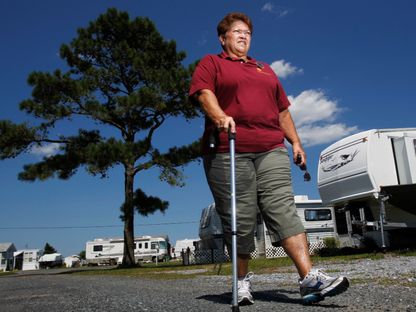 هارييت بوين امرأة خضعت لجراحة استبدال مفصل الورك تمشي بواسطة عكاز في ديلاوير. الولايات المتحدة. 27 يونيو 2012 - Reuters