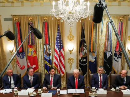 الرئيس الأميركي دونالد ترمب خلال اجتماع الحكومة في البيت الأبيض. 2 ديسمبر 2025 - رويترز