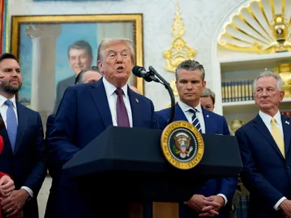 الرئيس الأميركي دونالد ترمب يتحدث إلى الصحافيين في البيت الأبيض، 2 سبتمبر 2025 - Bloomberg