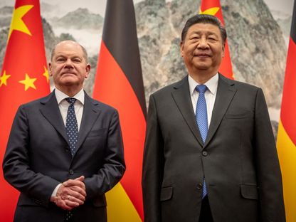 الرئيس الصيني شي جين بينج يستقبل المستشار الألماني أولاف شولتز  في دار ضيافة الدولة بالصين. 16 أبريل 2024 - AFP