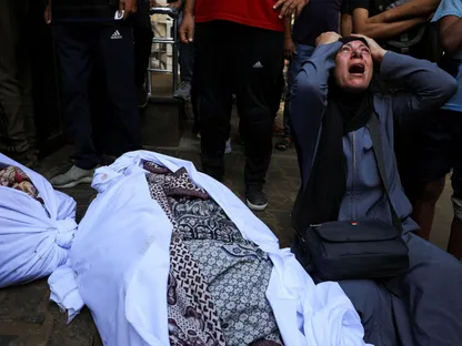 امرأة فلسطينية تبكي أحد أفراد أسرتها الذي قتلته هجمات إسرائيلية أثناء انتظاره للحصول على مساعدات في مدينة غزة بشمال القطاع. 6 سبتمبر 2025 - REUTERS