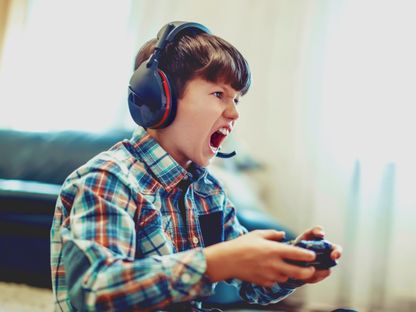 صبي يتعرض لنوبة غضب أثناء ممارسة لعبة فيديو. 11 مارس 2020 - AFP