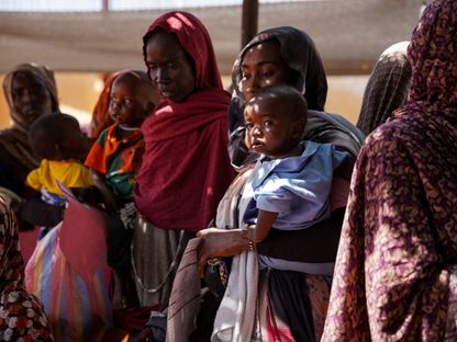 نساء وأطفال في مخيم زمزم للنازحين بالقرب من الفاشر في شمال دارفور، السودان، 13 يونيو 2024 - Reuters