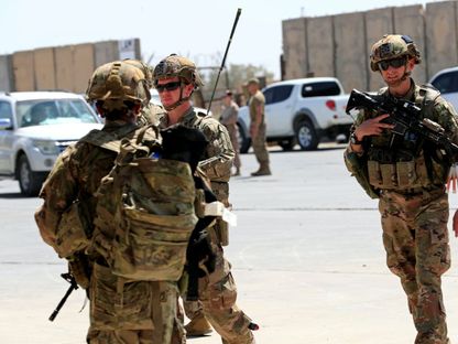 قوات من التحالف الدولي في العراق بقيادة الولايات المتحدة بقاعدة التاجي العسكرية شمال العاصمة العراقية بغداد - REUTERS