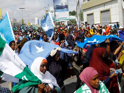 الصوماليون يسيرون ضد اتفاق ميناء إثيوبيا وأرض الصومال على طول الشارع KM4 في مقديشو، الصومال. 11 يناير، 2024. - Reuters