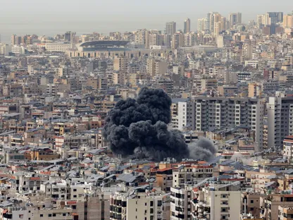 الدخان يتصاعد فوق الضاحية الجنوبية لبيروت إثر غارة إسرائيلية، 28 مارس 2025 - REUTERS