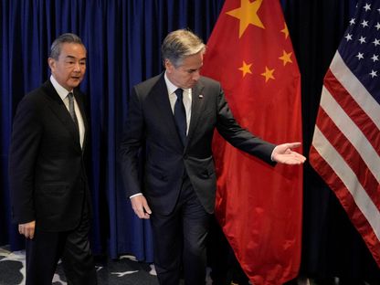 وزير الخارجية الأميركي أنتوني بلينكين بجانب كبير الدبلوماسيين الصينيين وانج يي خلال اجتماعهما الثنائي على هامش اجتماع وزراء خارجية رابطة دول جنوب شرق آسيا (آسيان) في جاكرتا بإندونيسيا. 13 يوليو 2023 - Reuters