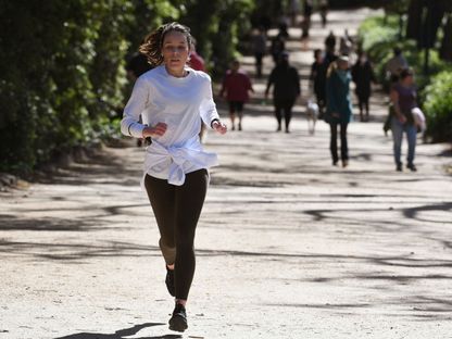 امرأة تمارس رياضة الجري في مدينة ملبورن الأسترالية  - AFP