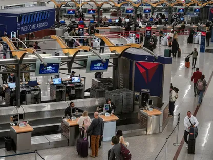 مسافرون في مطار هارتسفيلد جاكسون أتلانتا الدولي بولاية جورجيا في الولايات المتحدة. 6 نوفمبر 2025 - Reuters