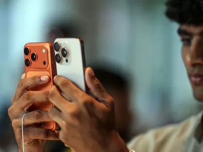 أبل تخطط لإضافة ميزات جديدة تعمل عبر الأقمار الاصطناعية لهواتف آيفون