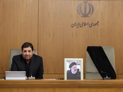 النائب الأول للرئيس الإيراني محمد مخبر الذي تم تكليفه بمهام الرئاسة ومقعد الرئيس الراحل إبراهيم رئيسي في طهران. 20 مايو 2024 - AFP