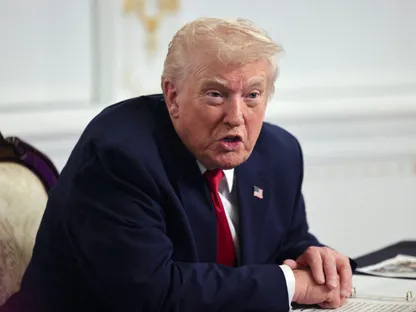 الرئيس الأميركي دونالد ترمب يتحدث مع إعلاميين في بالم بيتش بولاية فلوريدا. 27 نوفمبر 2025 - REUTERS