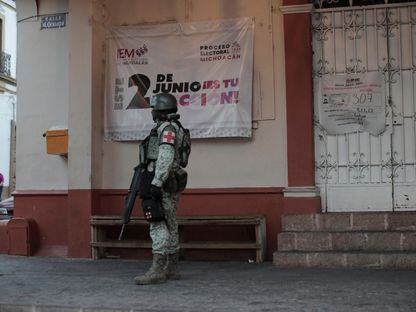 جندي يقف أمام مركز اقتراع قبل الانتخابات العامة. كوتيجا. المكسيك. 29 مايو 2024 - Reuters
