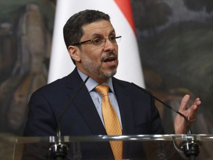 رئيس الوزراء اليمني أحمد عوض بن مبارك يتحدث خلال مؤتمر صحافي مشترك مع وزير الخارجية الروسي سيرجي لافروف في موسكو. 27 فبراير 2024 - AFP