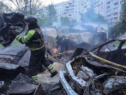 رجال الإطفاء يعملون في موقع غارة جوية روسية في خاركيف بأوكرانيا. 14 مايو 2024 - reuters