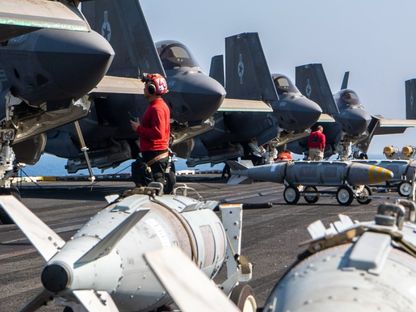 مقاتلات أميركية فوق حاملة الطائرات USS Harry S. Truman خلال الاستعداد لشن غارات تشتهدف جماعة الحوثيين في اليمن - twitter.com/@CENTCOM