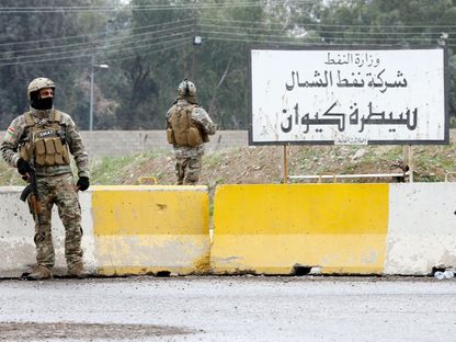 صورة أرشيفية لجنود تابعين لحكومة كردستان العراق أمام إحدى شركات النفط في كركوك - REUTERS