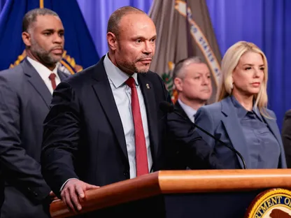 نائب مدير مكتب التحقيقات الفيدرالي دان بونجينو إلى جانب المدعية العامة الأميركية بام بوندي خلال مؤتمر صحافي في مقر وزارة العدل، واشنطن، الولايات المتحدة. 4 ديسمبر 2025 - Reuters