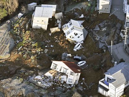 منازل مدمرة جراء زلزال بقوة 7.6 درجة ضرب اليابان. 2 يناير 2024 - Reuters