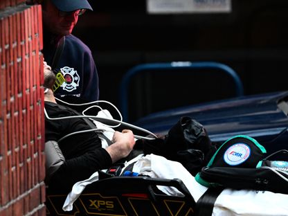 نقل شخص في سيارة إسعاف لتلقي العلاج إثر جرعة زائدة من عقار الفنتانيل في بورتلاند الأميركية. 25 يناير 2024 - AFP