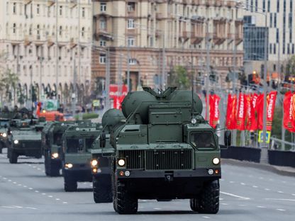 مركبات تحمل أنظمة صواريخ روسية من طراز S-400 تسير قبل عرض عسكري في موسكو. 2 مايو 2024 - REUTERS