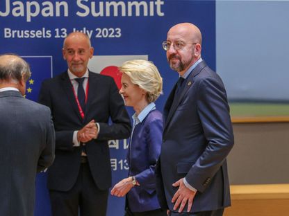 رئيسة المفوضية الأوروبية أورسولا فون دير لاين (في الوسط) ورئيس المجلس الأوروبي شارل ميشيل (على اليمين)خلال اجتماع مائدة مستديرة بالقمة 29 بين الاتحاد الأوروبي واليابان في بروكسل. 13 يوليو 2023 - AFP