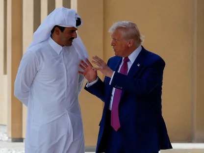 الرئيس الأميركي دونالد ترمب يتحدث مع أمير قطر الشيخ تميم بن حمد آل ثاني أثناء مغادرته قاعدة العديد الجوية في قطر. 15 مايو 2025 - Reuters