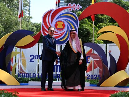 رئيس الوزراء الماليزي أنور إبراهيم يستقبل وزير الخارجية السعودي الأمير فيصل بن فرحان خلال المشاركة في قمة رابطة دول جنوب شرق آسيا ومجلس التعاون الخليجي في كوالالمبور- 27 مايو 2025. - Reuters