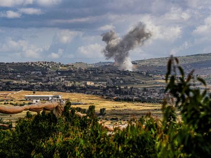 دخان يتصاعد فوق جنوب لبنان في أعقاب غارة إسرائيلية وسط تصعيد مستمر عبر الحدود بين "حزب الله" والجيش الإسرائيلي. 5 مايو 2024 - REUTERS