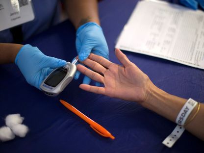 شخص يخضع لفحص قياس مستوى السكر في الدم بمستشفى في كاليفورنيا. 24 مايو 2016 - REUTERS