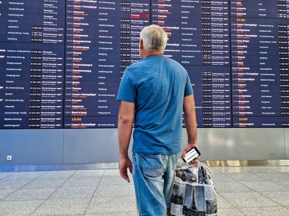 رجل ينظر إلى لوحة معلومات الطيران في صالة بمطار شيريميتيفو الدولي خارج موسكو، روسيا. 23 أغسطس 2023 - Reuters