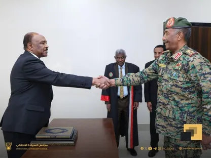 السفير محي الدين سالم أحمد إبراهيم يصافح رئيس مجلس السيادة السوداني عقب أدائه اليمين الدستورية وزيراً للخارجية، بورتسودان، 12 سبتمبر 2025 - facebook/TransitionalSovereigntyCouncil