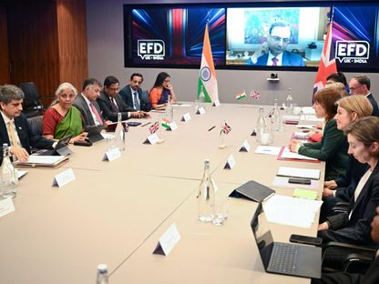 وزيرة المالية الهندية نيرمالا سيتارامان تتحدث خلال الحوار الاقتصادي والمالي بين الهند وبريطانيا في مجموعة بورصة لندن، بريطانيا. 9 أبريل 2025 - Reuters
