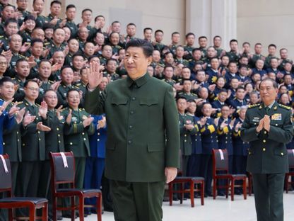 الرئيس الصيني شي جين بينج خلال لقاء مع مسؤولين عسكريين في بلدية تيانجين بشمالي الصين. 2 فبراير 2024 - AFP