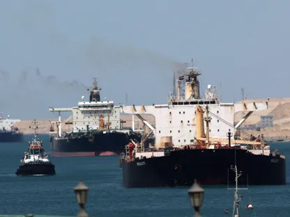 سفن شحن تعبر قناة السويس المصرية في الإسماعيلية- 16أبريل 2025 - Reuters