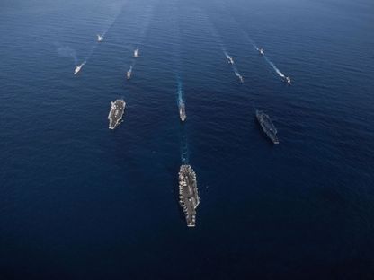 مجموعة سفن بينها حاملة الطائرات "يو إس إس رونالد ريجان" الأميركية وسفن من قوة الدفاع الذاتي التابعة للبحرية اليابانية في المياه الدولية غرب المحيط الهادئ. 12 نوفمبر 2017 - REUTERS