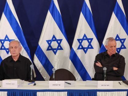 رئيس الوزراء الإسرائيلي بنيامين نتنياهو (يسار) وعضو مجلس الحرب بيني جانتس خلال مؤتمر صحافي بقاعدة كيريا العسكرية في تل أبيب. 28 أكتوبر 2023 - Reuters