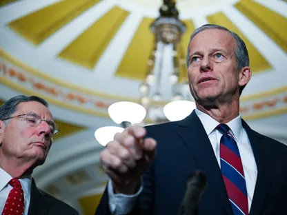 زعيم الأغلبية في مجلس الشيوخ جون ثون (جمهوري عن ولاية ساوث داكوتا) يعقد مؤتمراً صحافياً في مبنى الكونجرس. 9 ديسمبر 2025 - REUTERS