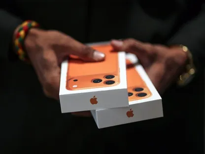 عميل يحمل هاتفين من سلسلة iPhone 17 Pro في أحد متاجر أبل خلال اليوم الأول من مبيعات الهواتف الذكية في مومباي بالهند. 19 سبتمبر 2025 - Bloomberg
