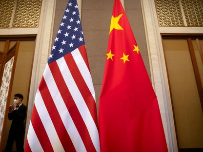 علما الصين والولايات المتحدة قبل اجتماع بين وزيرة الخزانة جانيت يلين ونائب رئيس مجلس الدولة الصيني في بكين.  8 يوليو 2023 - REUTERS