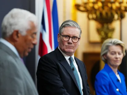 رئيس الوزراء البريطاني كير ستارمر يتوسط رئيسة المفوضية الأوروبية أورسولا فون دير لاين ورئيس المجلس الأوروبي أنطونيو كوستا خلال مؤتمر صحافي في لندن. 19 مايو 2025 - REUTERS