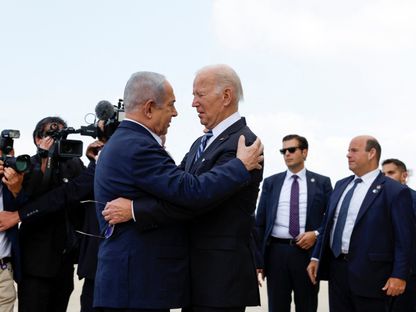 رئيس الوزراء الإسرائيلي بنيامين نتنياهو يستقبل الرئيس الأميركي جو بايدن بعد وصوله تل أبيب. 18 أكتوبر  2023 - REUTERS