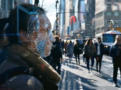 صورة منتجة بالذكاء الاصطناعي لعملية تعرف على وجه فتاة في أحد الشوارع - Midjourney