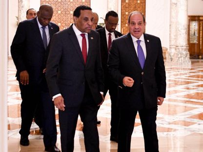 الرئيس المصري عبد الفتاح السيسي خلال استقباله رئيس الوزراء السوداني كامل إدريس في قصر الرئاسة بالعاصمة المصرية القاهرة. 7 أغسطس 2025 - الرئاسة المصرية