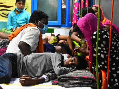 أطفال مصابون بحمى الضنك يتلقون العلاج داخل مستشفى فيكتوريا الحكومي في جابالبور بالهند. 13 سبتمبر 2021 - AFP