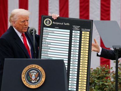 الرئيس الأميركي دونالد ترمب يعلن فرض رسوم جمركية على الواردات من كافة أنحاء العالم. 2 أبريل 2025 - REUTERS