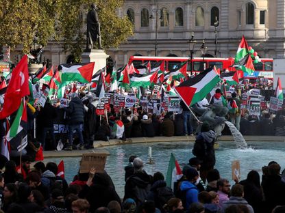 متظاهرون يشاركون في مسيرة مؤيدة للفلسطينيين بالعاصمة لندن. 4 نوفمبر 2023 - REUTERS