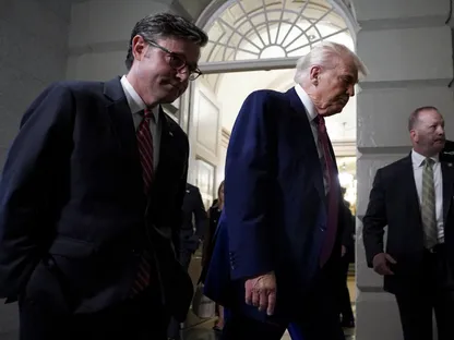 الرئيس الأميركي دونالد ترمب ورئيس مجلس النواب مايك جونسون في طريقهما إلى مقر المجلس في واشنطن، الولايات المتحدة. 20 مايو 2025 - Reuters